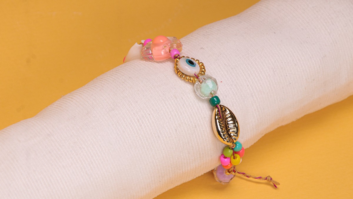Pulsera de verano con conchas de cauri, cuentas de semillas y ojo Pulsera de verano con conchas de cauri, cuentas de semillas y ojo