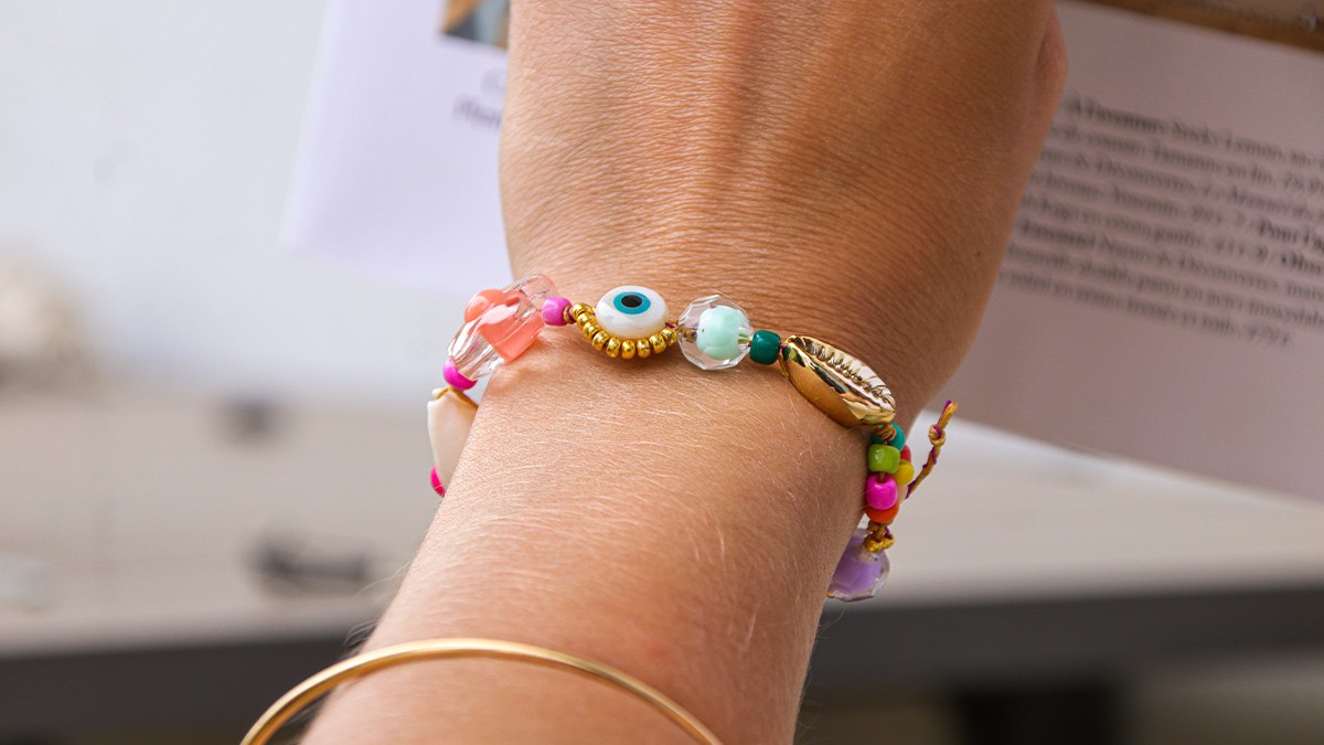 Esquema Pulsera de verano con conchas de cauri, cuentas de semillas y ojo