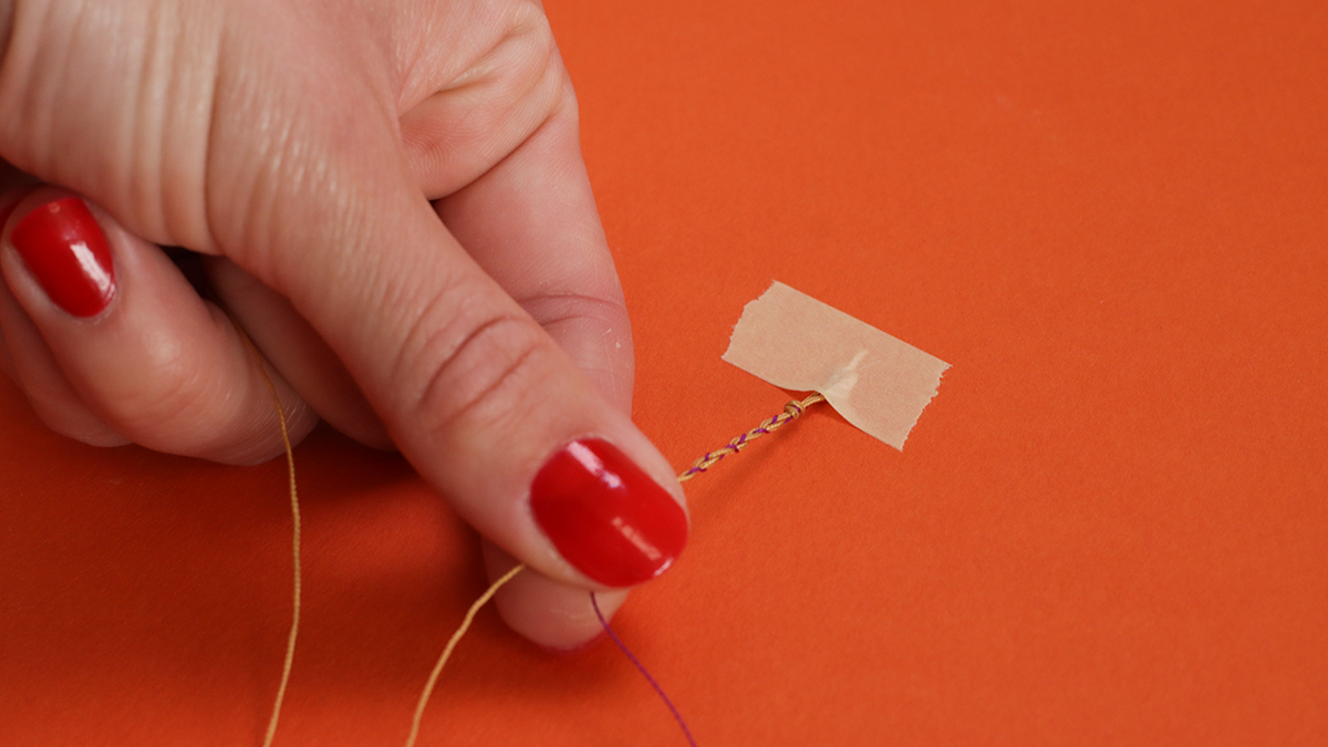 Pulsera de verano con conchas de cauri, cuentas de semillas y ojo : Paso 1