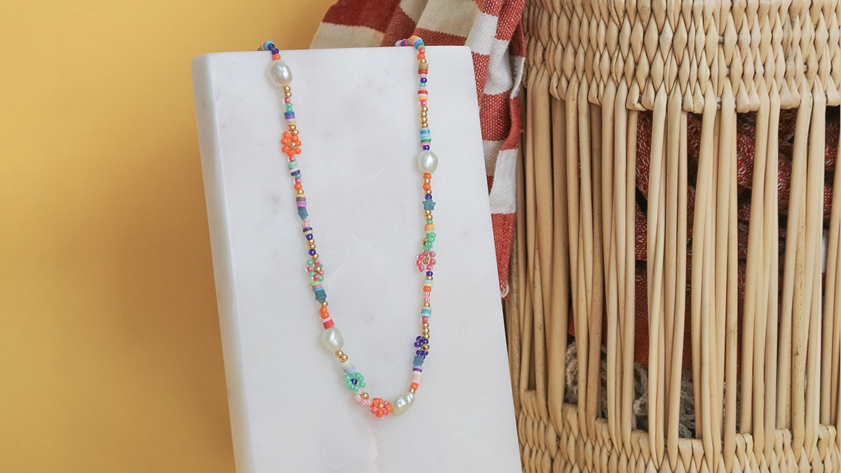 Esquema Colorido collar de flores DIY con cuentas y mini heishis