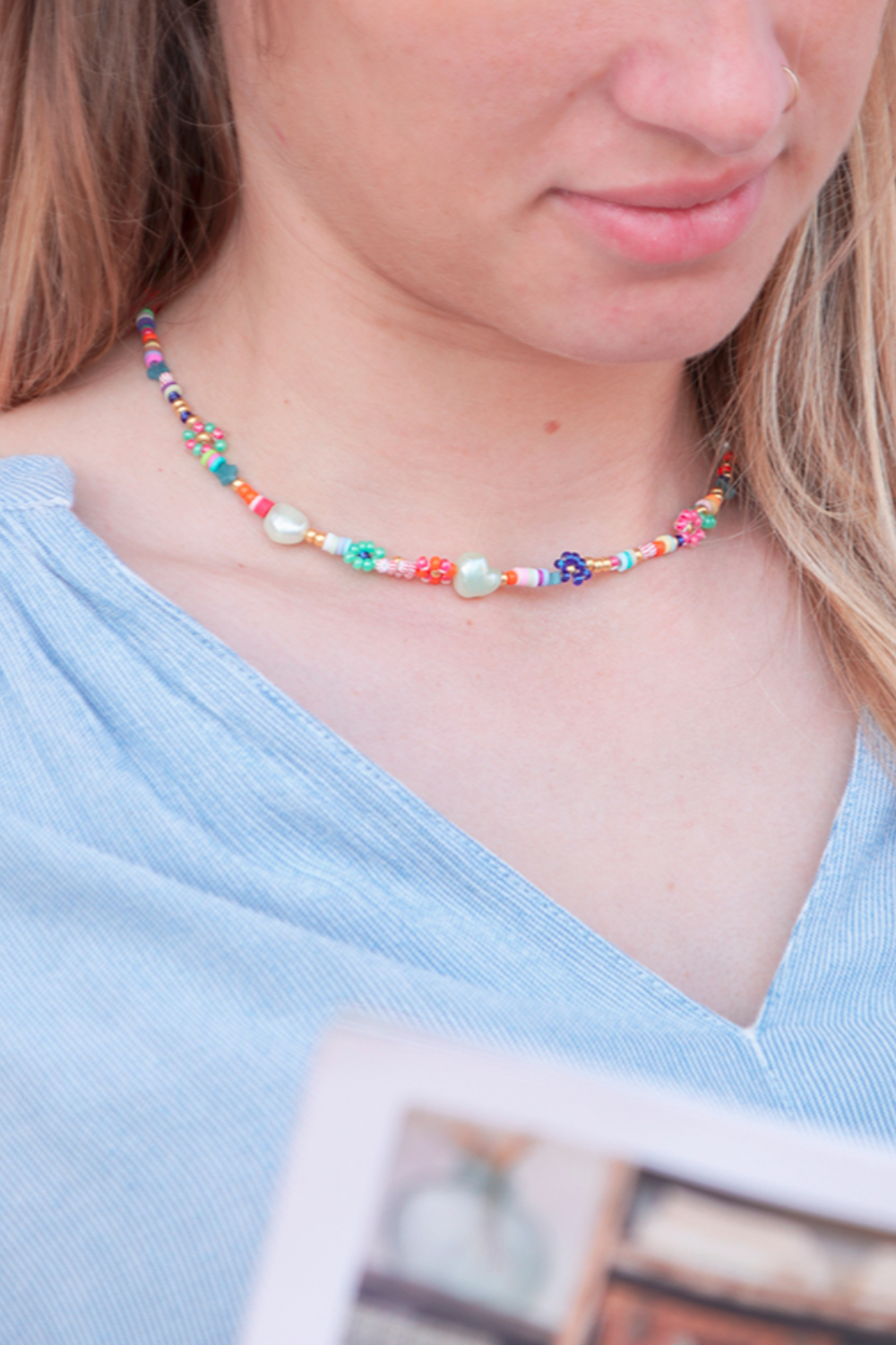 Esquema Colorido collar de flores DIY con cuentas y mini heishis