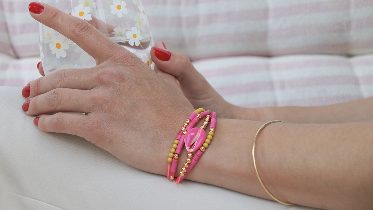 Pulsera fluorescente de varias filas con cauri y cuentas Pulsera fluorescente de varias filas con cauri y cuentas