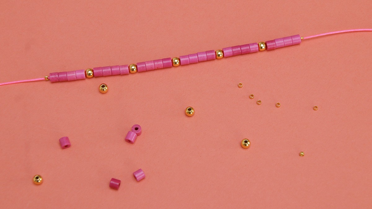 Pulsera fluorescente de varias filas con cauri y cuentas : Paso 1 Pulsera fluorescente de varias filas con cauri y cuentas : Paso 1