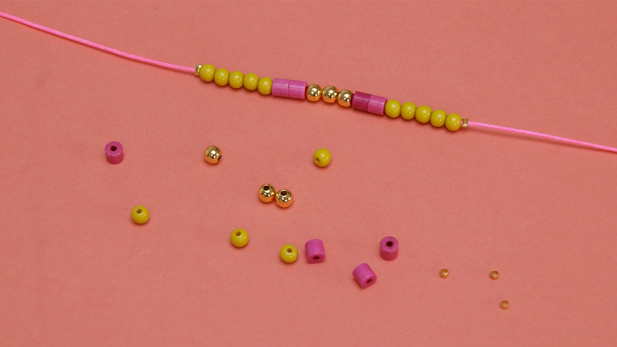 Pulsera fluorescente de varias filas con cauri y cuentas : Paso 2 Pulsera fluorescente de varias filas con cauri y cuentas : Paso 2