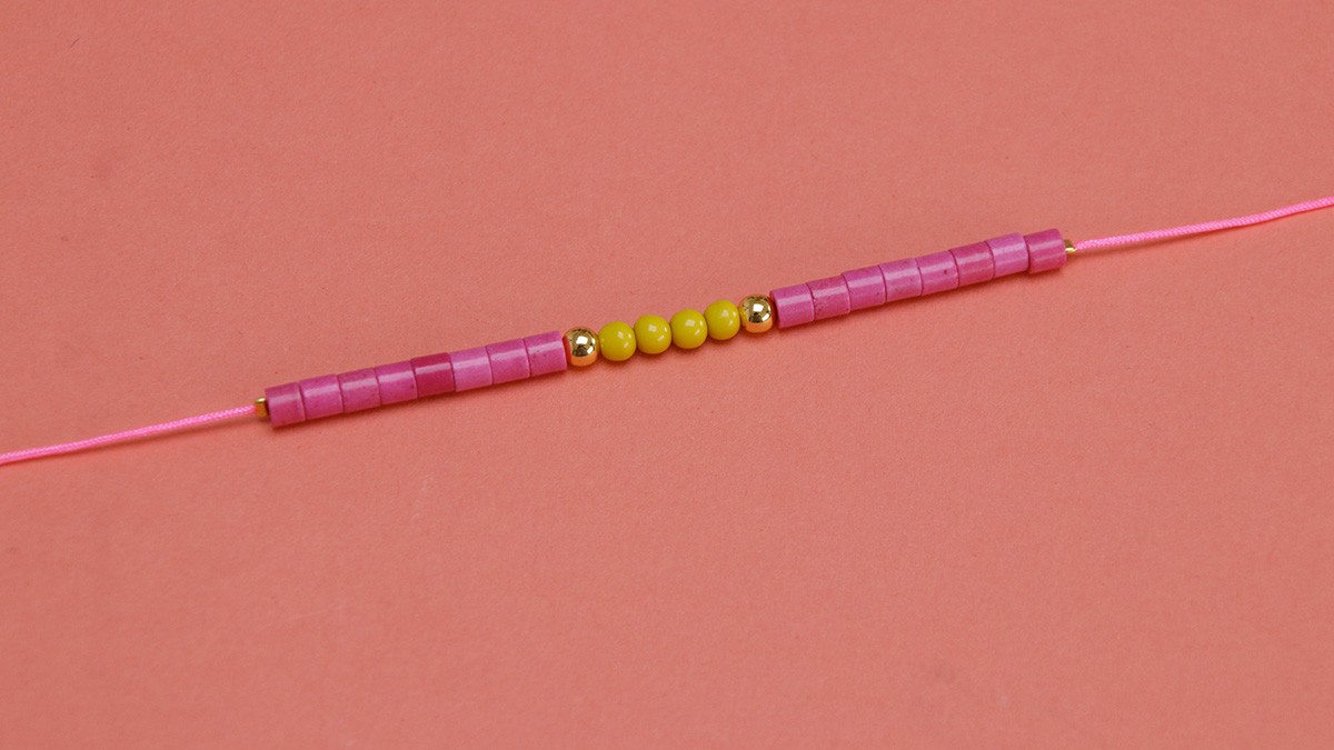 Pulsera fluorescente de varias filas con cauri y cuentas : Paso 3 Pulsera fluorescente de varias filas con cauri y cuentas : Paso 3