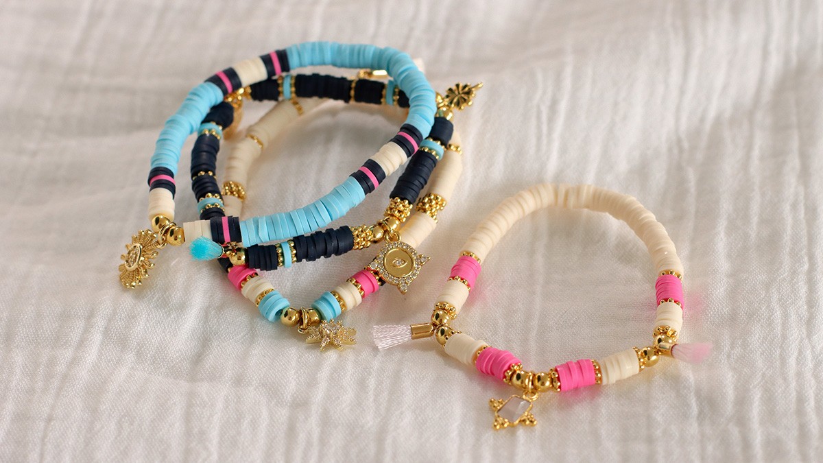 Esquema Surtido de pulseras con colgantes de heishi y oro