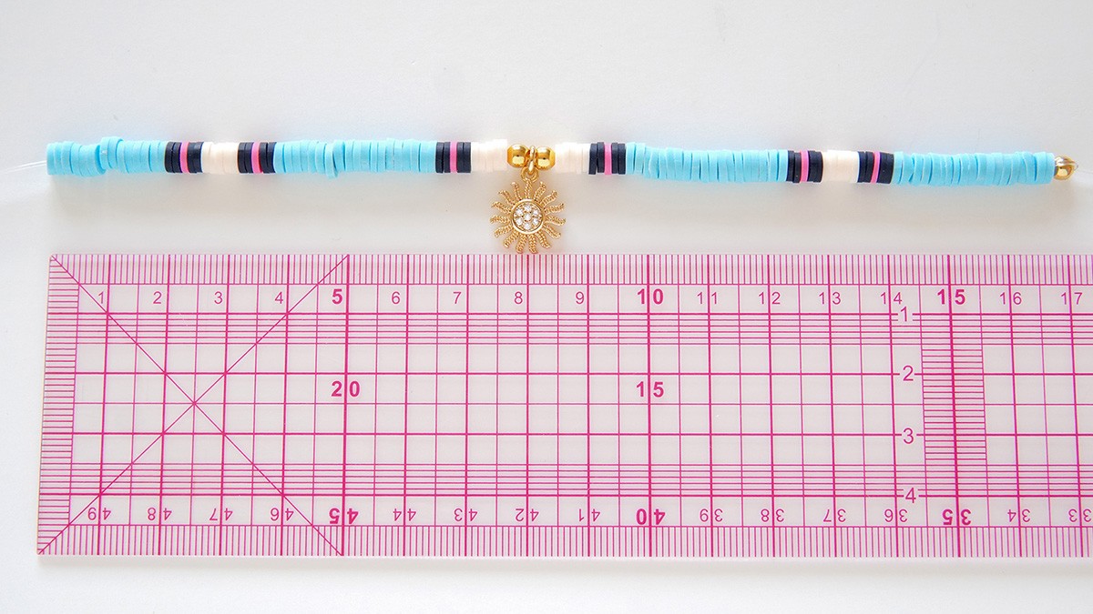 Surtido de pulseras con colgantes de heishi y oro : Paso 1