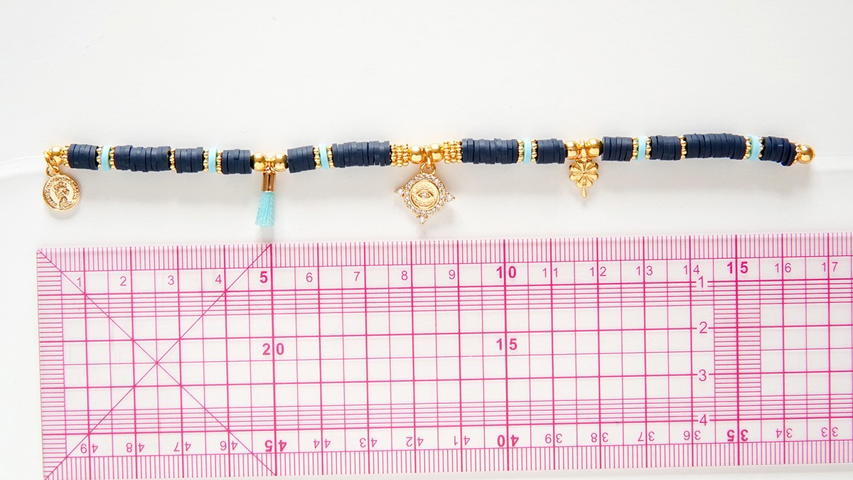 Surtido de pulseras con colgantes de heishi y oro : Paso 6