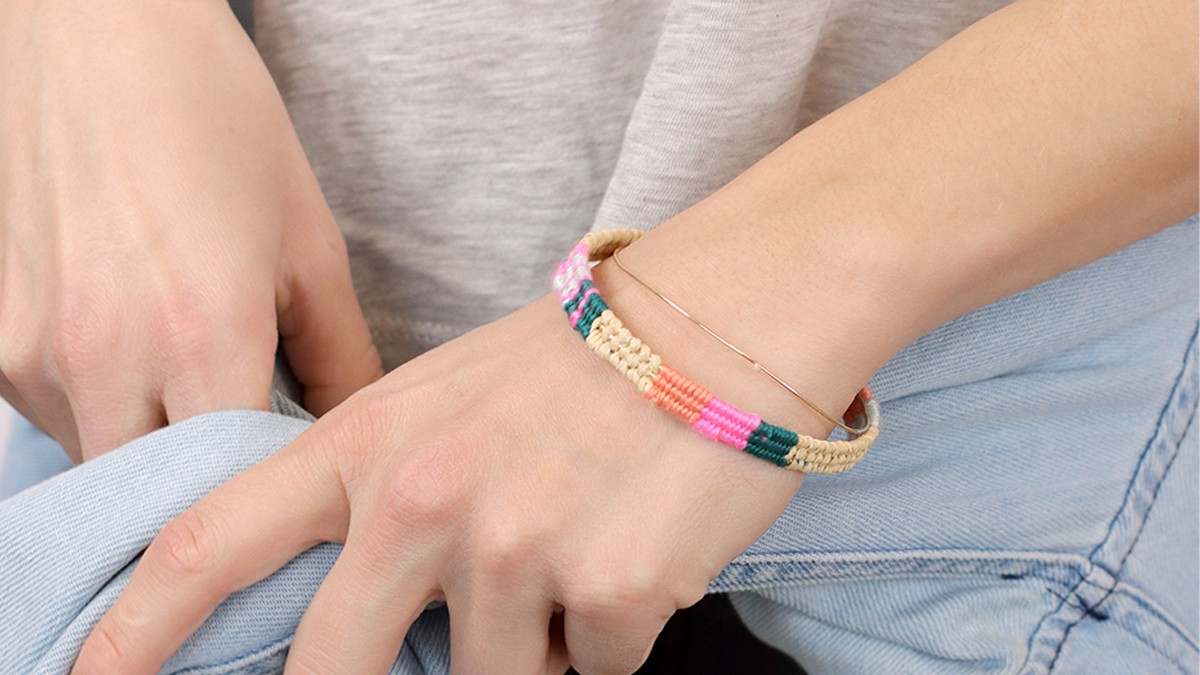 Pulsera de junco de rafia e hilo de seda de colores