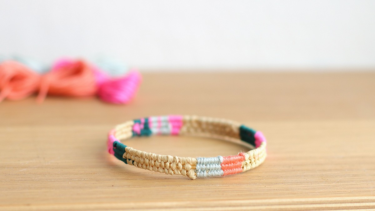 Esquema Pulsera de junco de rafia e hilo de seda de colores Esquema Pulsera de junco de rafia e hilo de seda de colores
