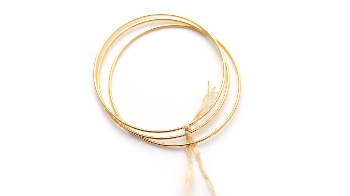 Pulsera de junco de rafia e hilo de seda de colores : Paso 1 Pulsera de junco de rafia e hilo de seda de colores : Paso 1