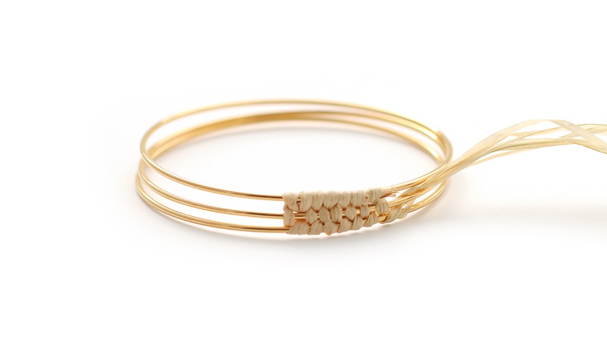 Pulsera de junco de rafia e hilo de seda de colores : Paso 3 Pulsera de junco de rafia e hilo de seda de colores : Paso 3