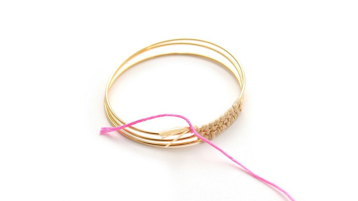 Pulsera de junco de rafia e hilo de seda de colores : Paso 4 Pulsera de junco de rafia e hilo de seda de colores : Paso 4