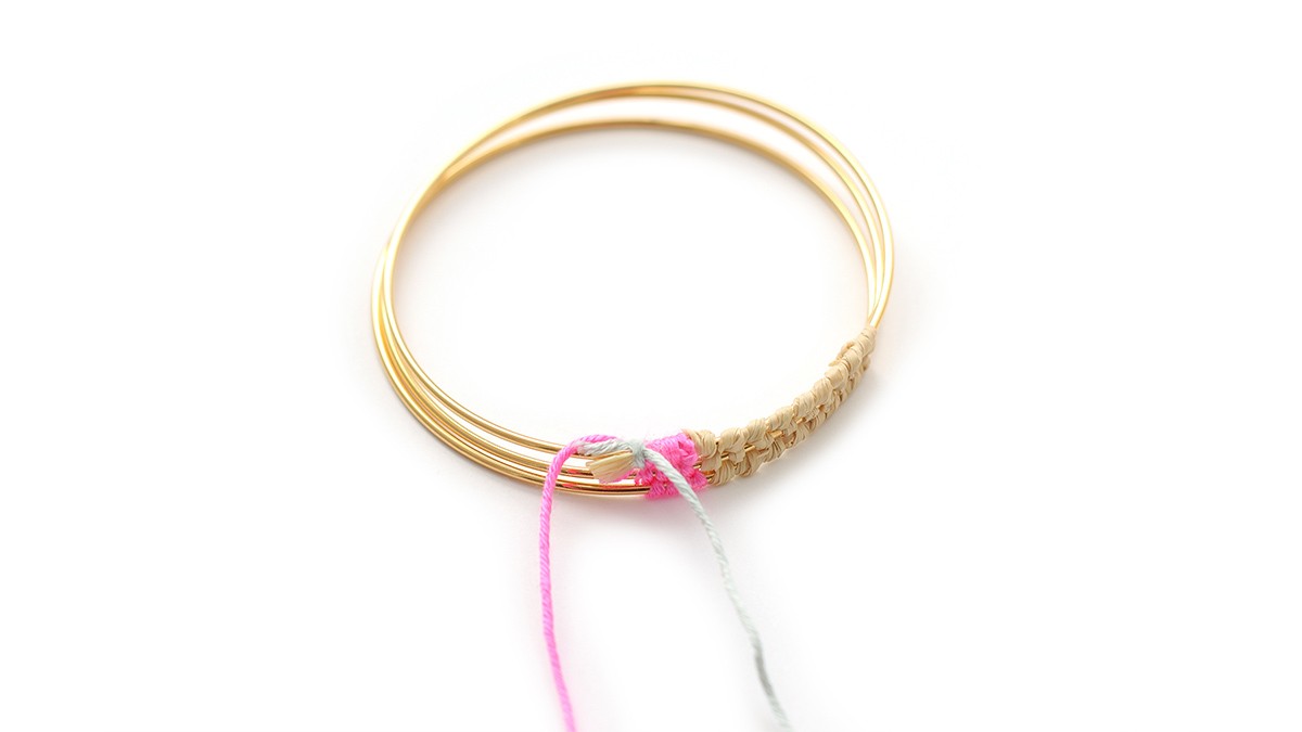 Pulsera de junco de rafia e hilo de seda de colores : Paso 5 Pulsera de junco de rafia e hilo de seda de colores : Paso 5