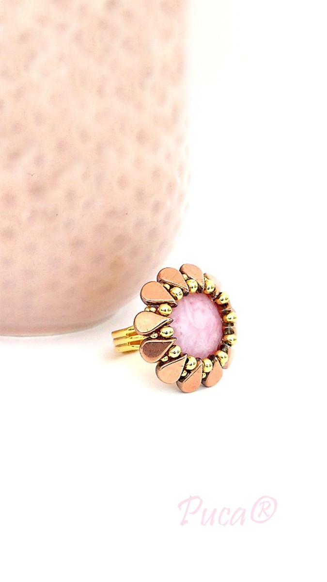 Esquema Esquema del anillo Cáliz con cabujón de Puca®. Esquema Esquema del anillo Cáliz con cabujón de Puca®.