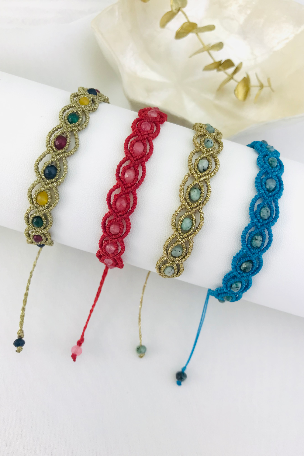 Pulsera de micromacramé y piedras preciosas