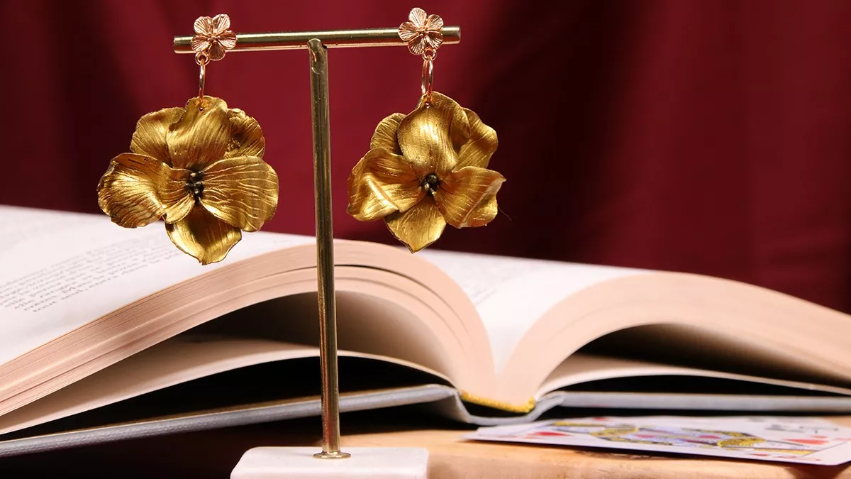 Boucles d’oreilles fleurs dorées en pâte polymère