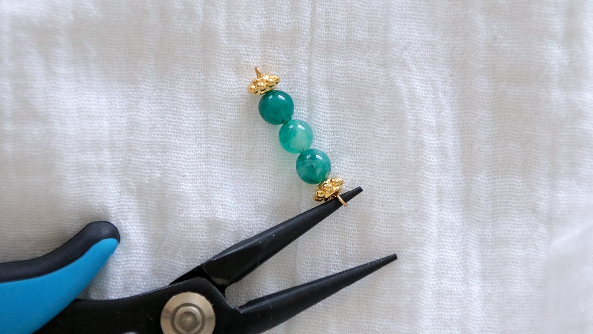 Pulsera sencilla con cuentas verdes en el centro de una cadena : Paso 2 Pulsera sencilla con cuentas verdes en el centro de una cadena : Paso 2
