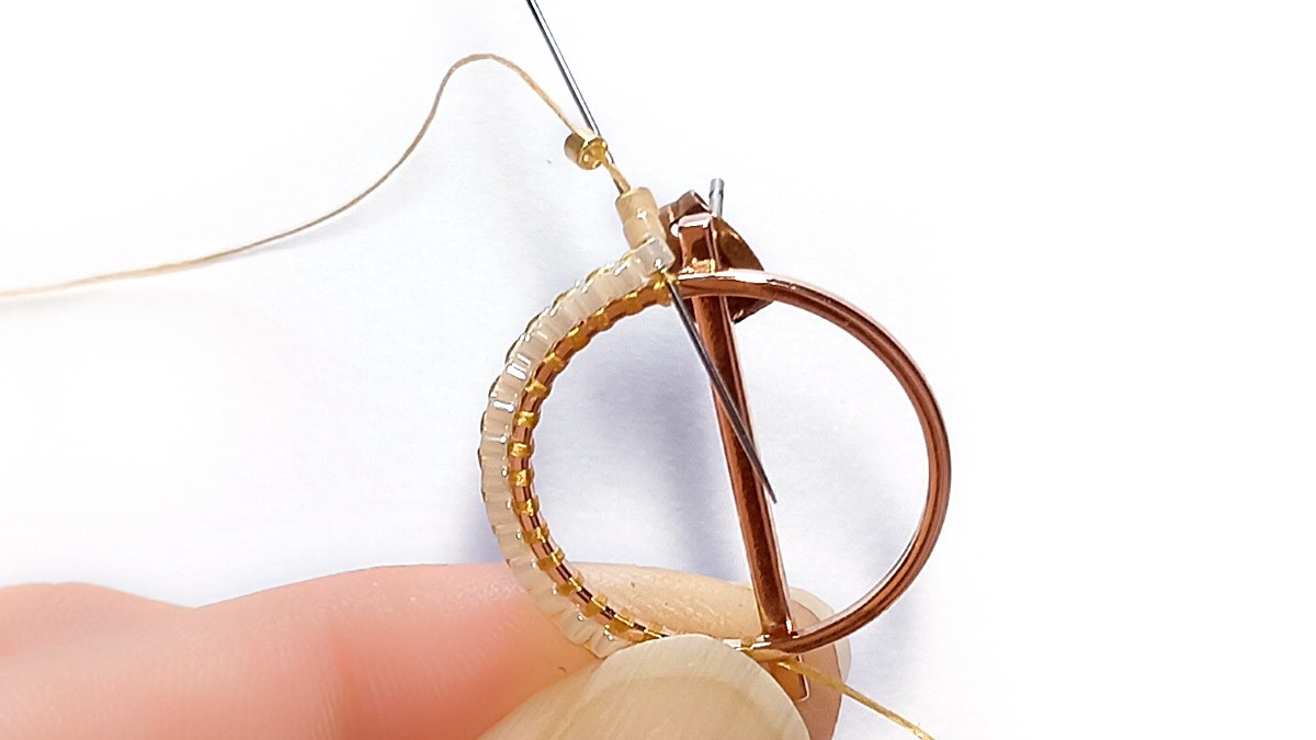 Tutorial de pendientes asimétricos con flecos de perlas Miyuki : Paso 4