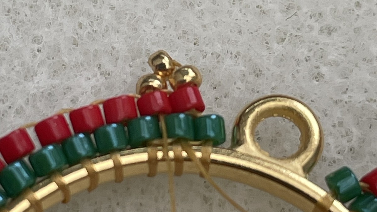 Pendientes Miyuki sunburst de perlas rojas y verdes : Paso 12 Pendientes Miyuki sunburst de perlas rojas y verdes : Paso 12