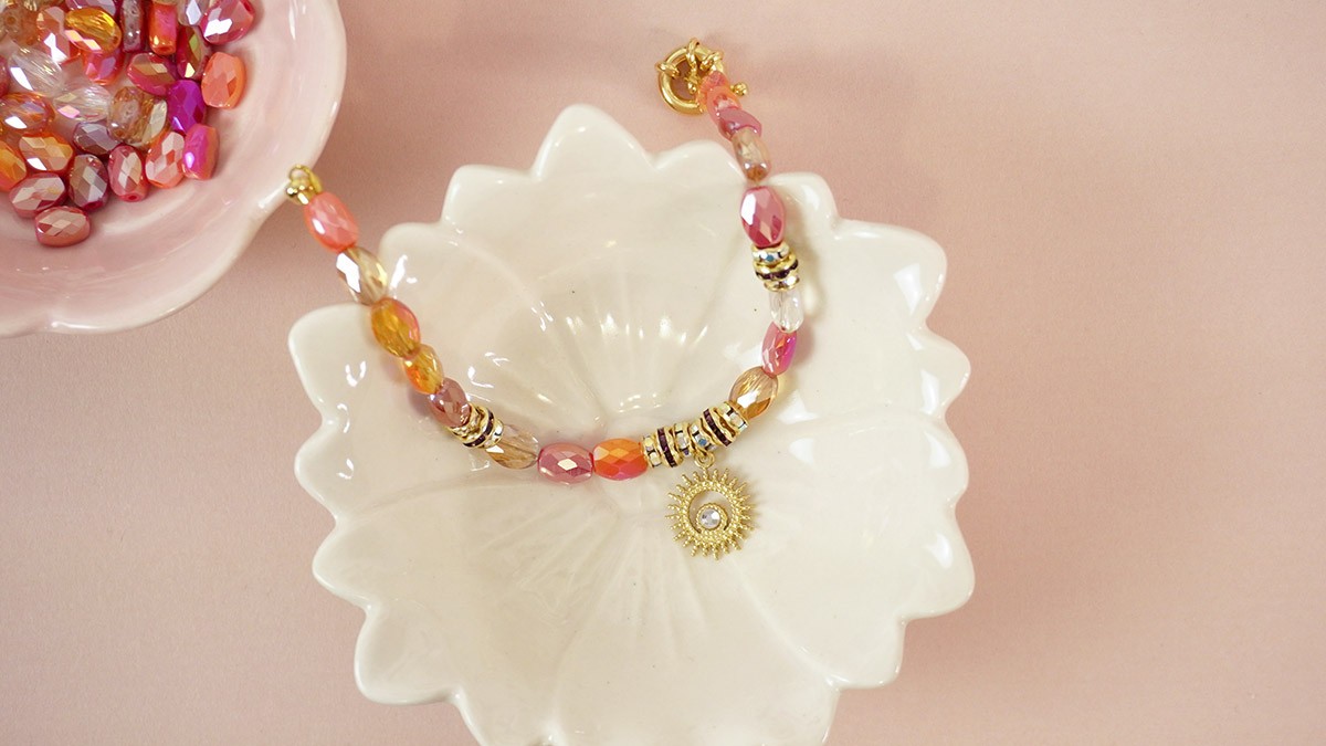 Esquema Elegante pulsera con reflejos anaranjados y perlas ovaladas facetadas