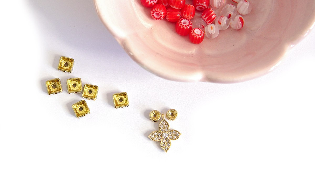 Esquema Pulsera elástica con cuentas Millefiori rojas