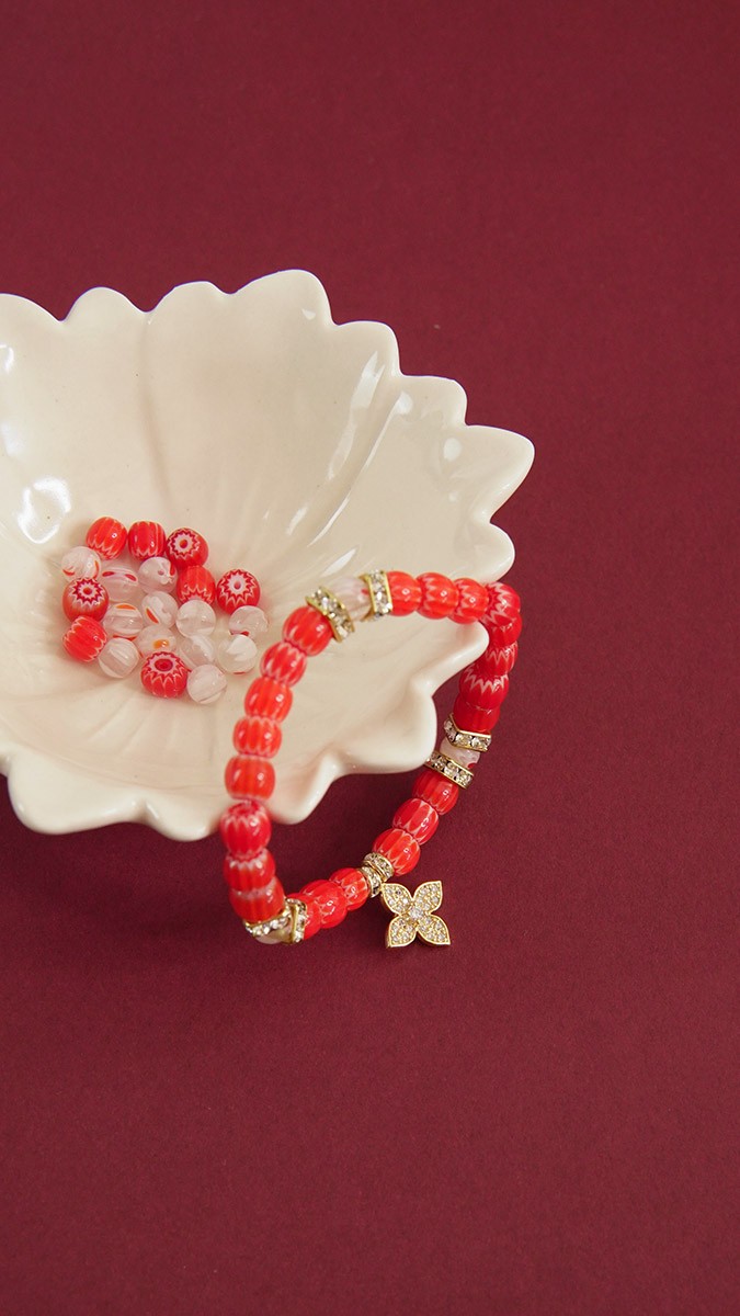 Esquema Pulsera elástica con cuentas Millefiori rojas