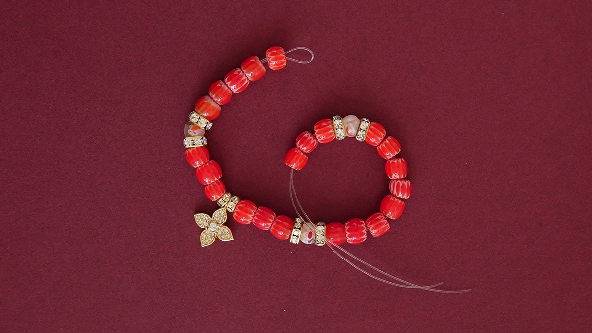Pulsera elástica con cuentas Millefiori rojas : Paso 1