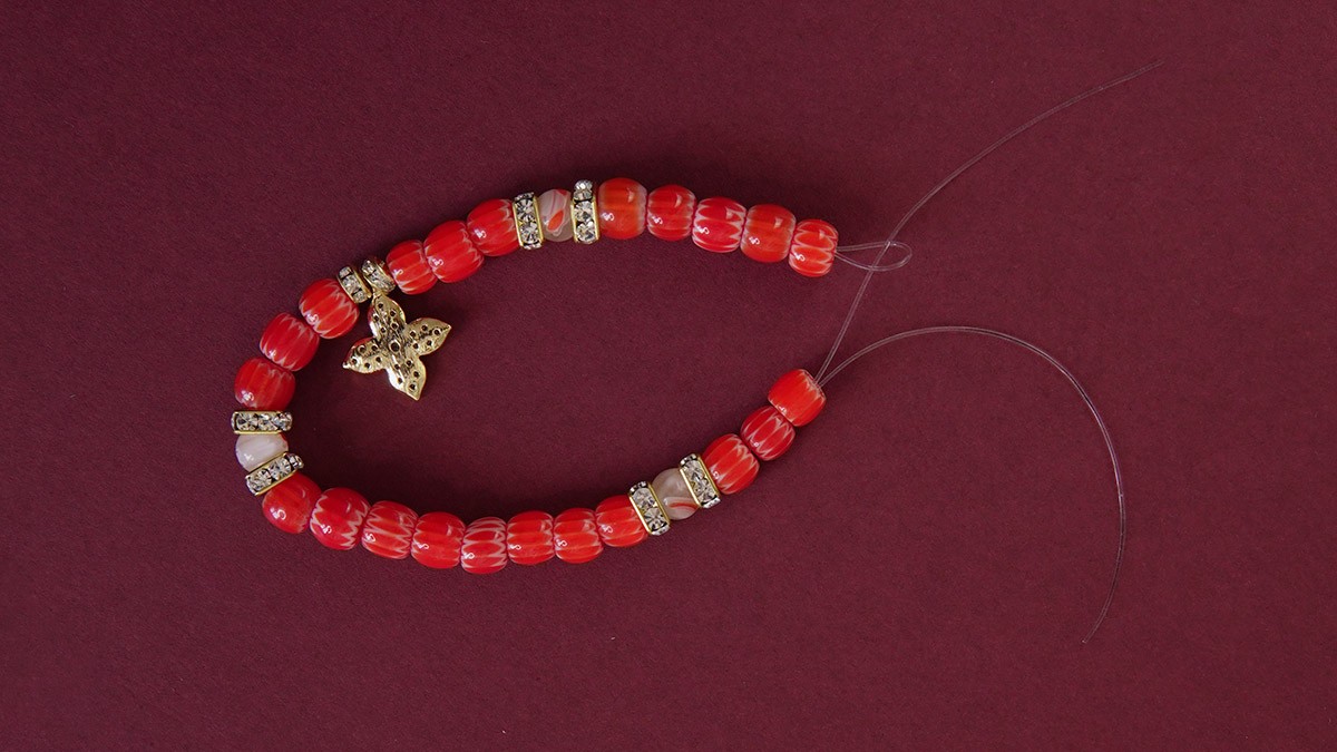 Pulsera elástica con cuentas Millefiori rojas : Paso 2