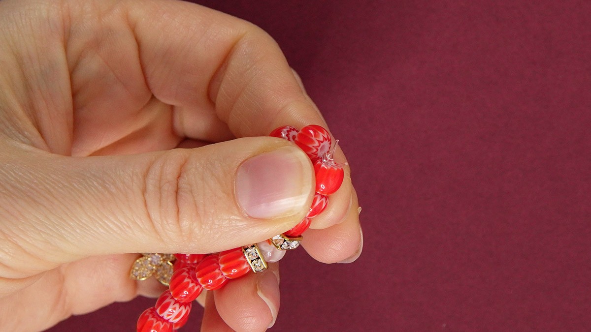 Pulsera elástica con cuentas Millefiori rojas : Paso 5