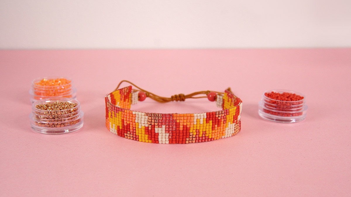 Pulsera en telar de Miyuki con lengüetas de perlas y cierre corredizo