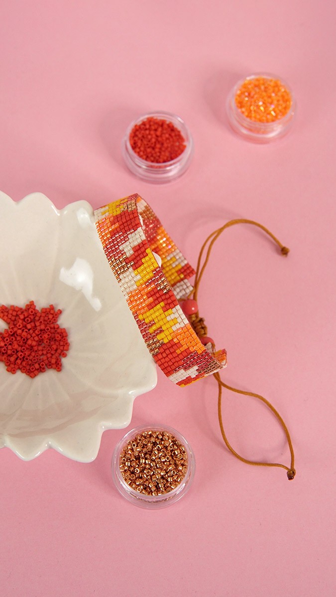 Pulsera en telar de Miyuki con lengüetas de perlas y cierre corredizo