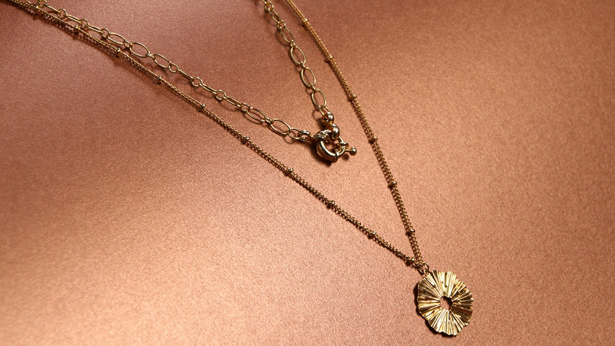 Collar doble multifila de oro con colgante redondo de efecto plisado y cierre de boya