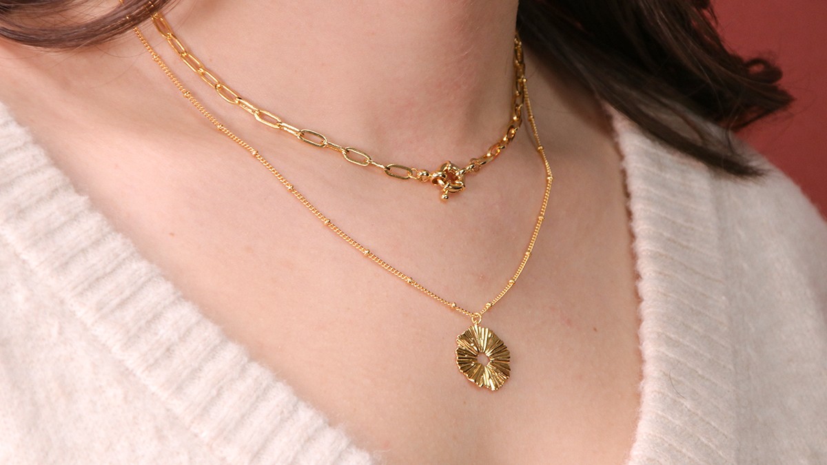 Esquema Collar doble multifila de oro con colgante redondo de efecto plisado y cierre de boya