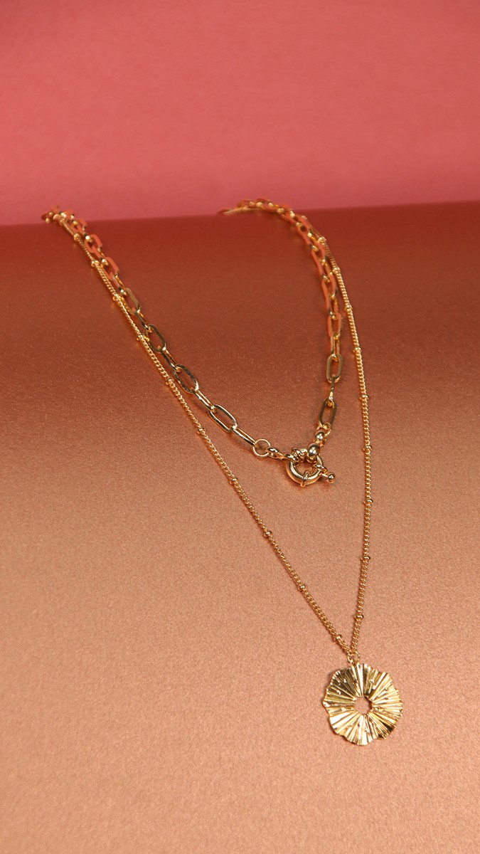 Esquema Collar doble multifila de oro con colgante redondo de efecto plisado y cierre de boya