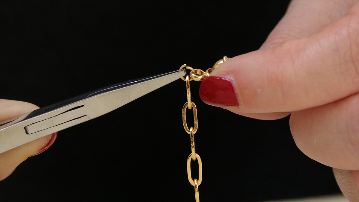 Collar doble multifila de oro con colgante redondo de efecto plisado y cierre de boya : Paso 2