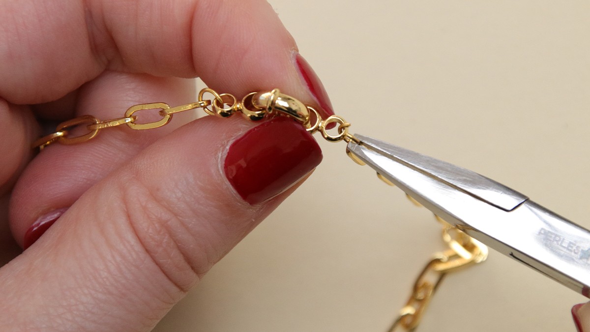 Collar doble multifila de oro con colgante redondo de efecto plisado y cierre de boya : Paso 3