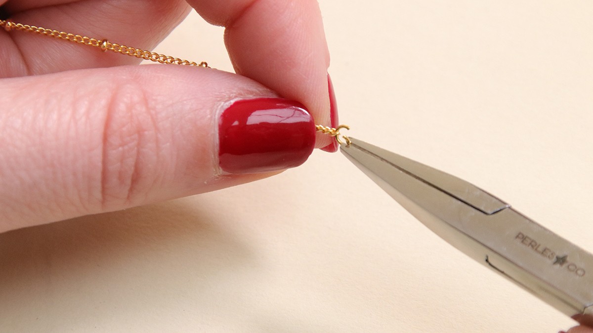 Collar doble multifila de oro con colgante redondo de efecto plisado y cierre de boya : Paso 4