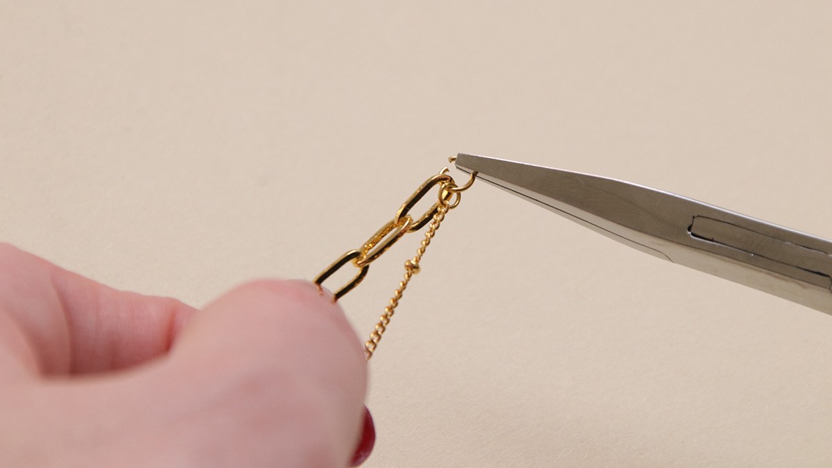 Collar doble multifila de oro con colgante redondo de efecto plisado y cierre de boya : Paso 5