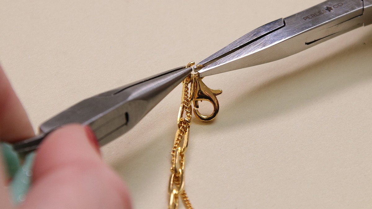 Collar doble multifila de oro con colgante redondo de efecto plisado y cierre de boya : Paso 6