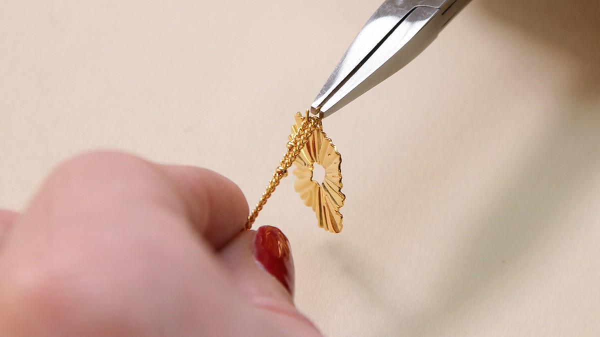 Collar doble multifila de oro con colgante redondo de efecto plisado y cierre de boya : Paso 7