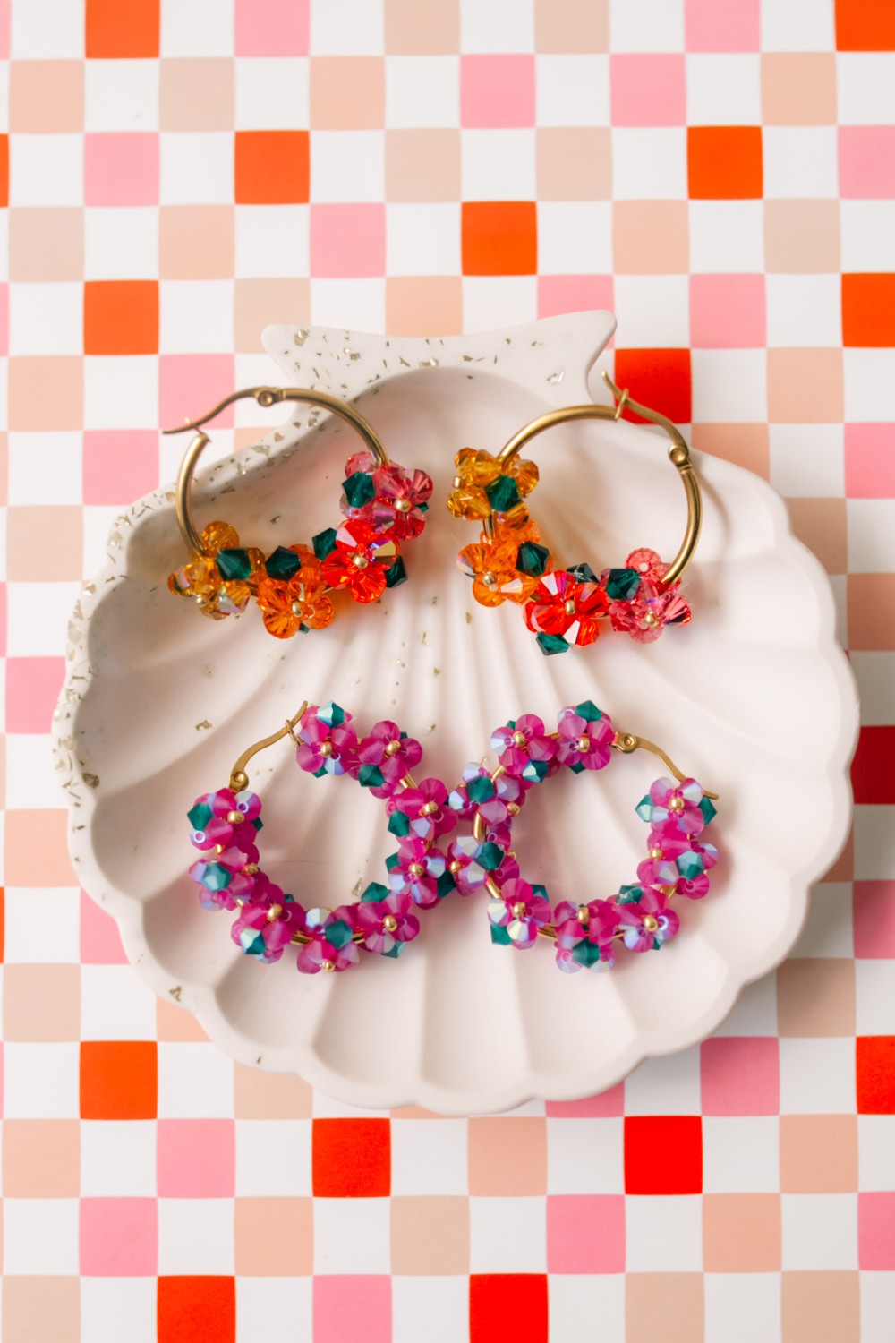 DIY Pendientes de aro en forma de flor con abalorios Swarovski