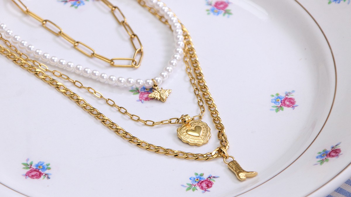 Collar de varias vueltas con cadenas y perlas nacaradas