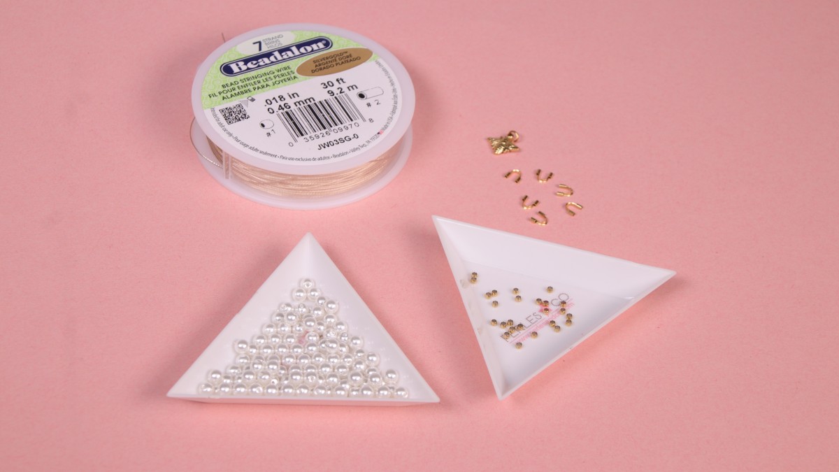 Collar de varias vueltas con cadenas y perlas nacaradas : Paso 1