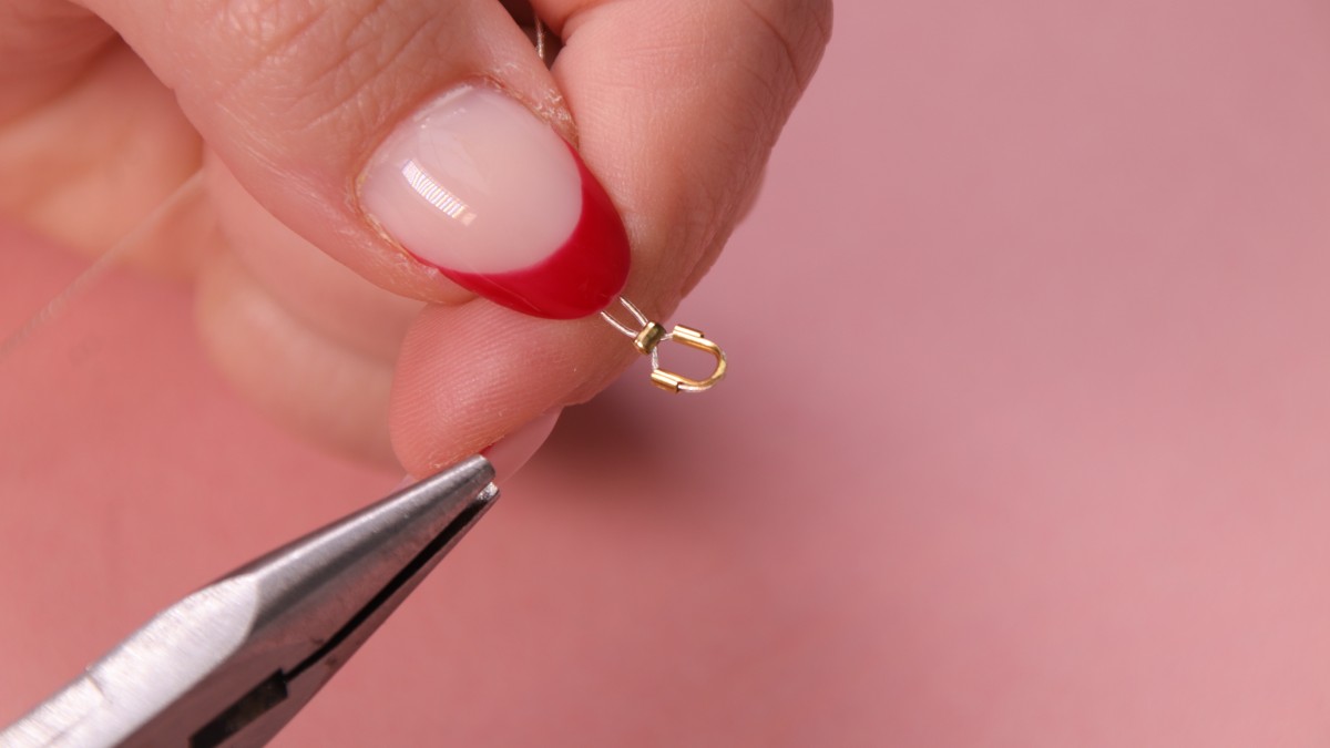 Collar de varias vueltas con cadenas y perlas nacaradas : Paso 3