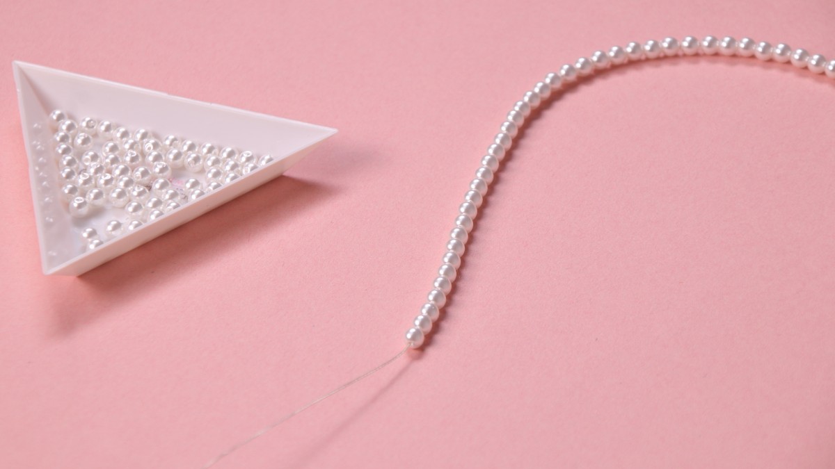 Collar de varias vueltas con cadenas y perlas nacaradas : Paso 4