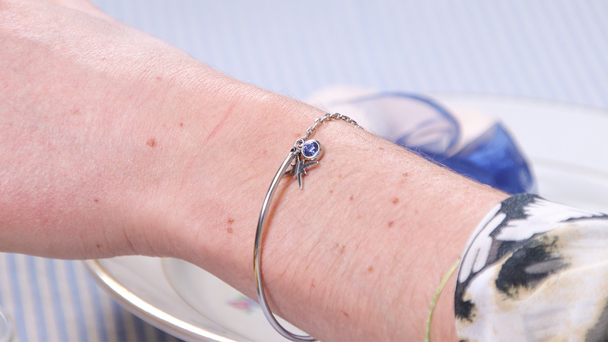 Esquema Pulsera de media anilla de acero inoxidable personalizable con charms Esquema Pulsera de media anilla de acero inoxidable personalizable con charms