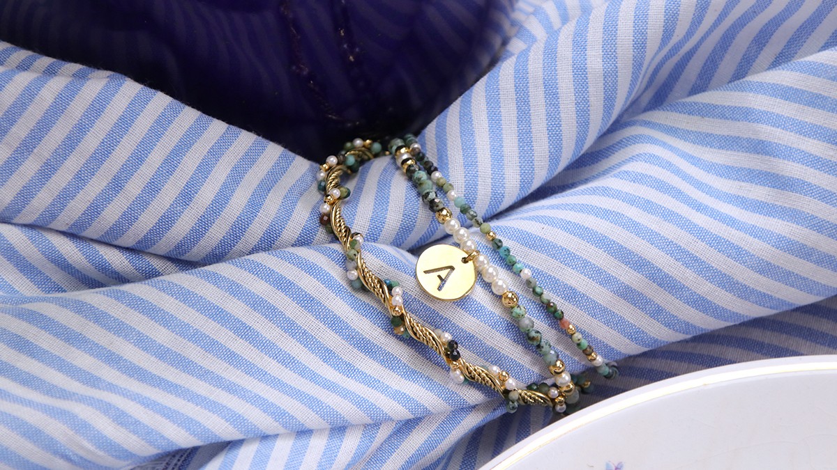 Esquema Finas pulseras de cuentas de turquesa africana y acero inoxidable chapado en oro Esquema Finas pulseras de cuentas de turquesa africana y acero inoxidable chapado en oro