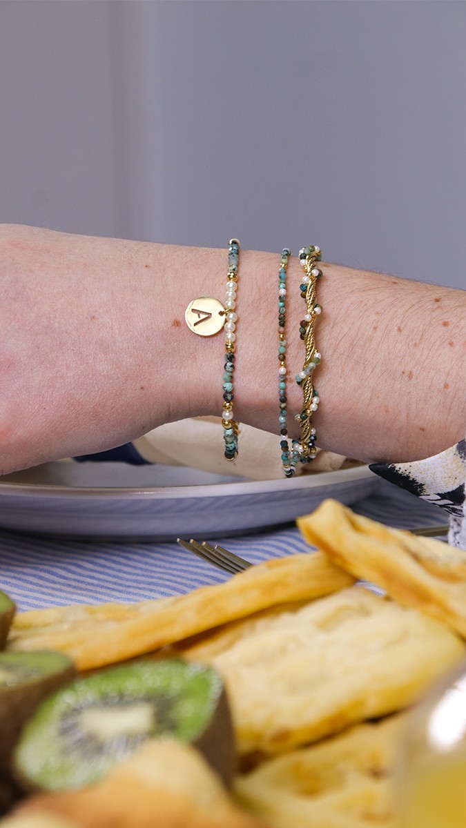 Esquema Finas pulseras de cuentas de turquesa africana y acero inoxidable chapado en oro Esquema Finas pulseras de cuentas de turquesa africana y acero inoxidable chapado en oro