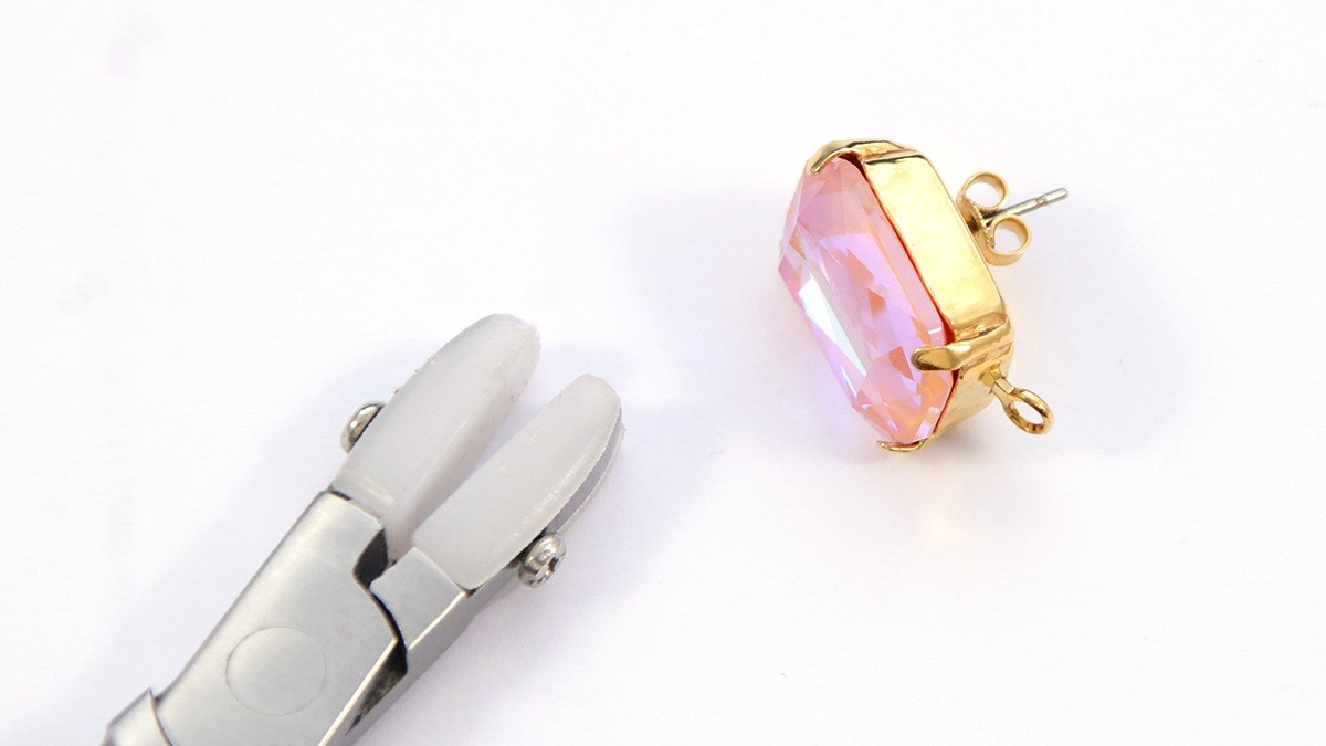 DIY Pendientes de pelusa de melocotón fáciles de hacer : Paso 6